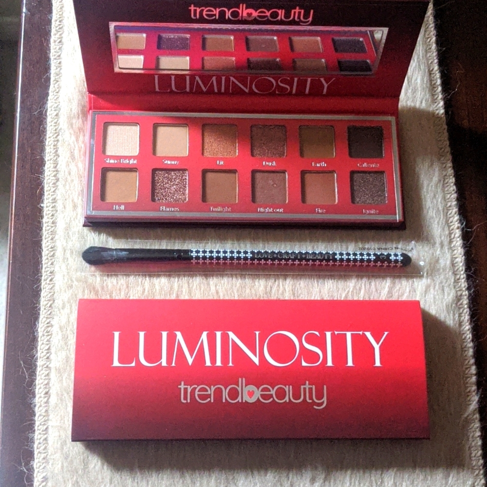 Trendbeauty Luminosity palette with bonus brush